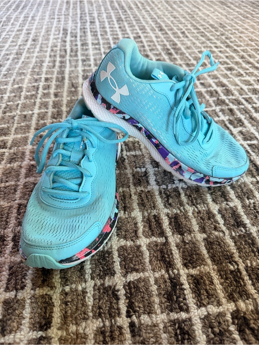 Youth Under Armour Sneakers
Size 5Y